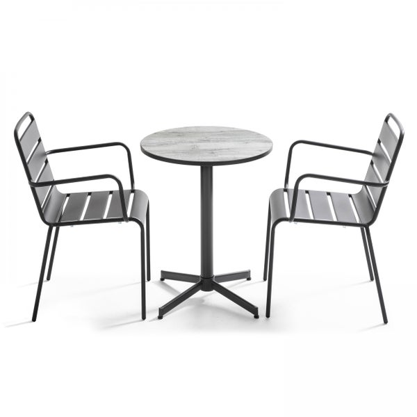 Dreiteiliges Gartenmöbel-Set bestehend aus zwei Metallstühlen mit Armlehnen und einem runden Bistrotisch mit Tischplatte in Holzoptik.