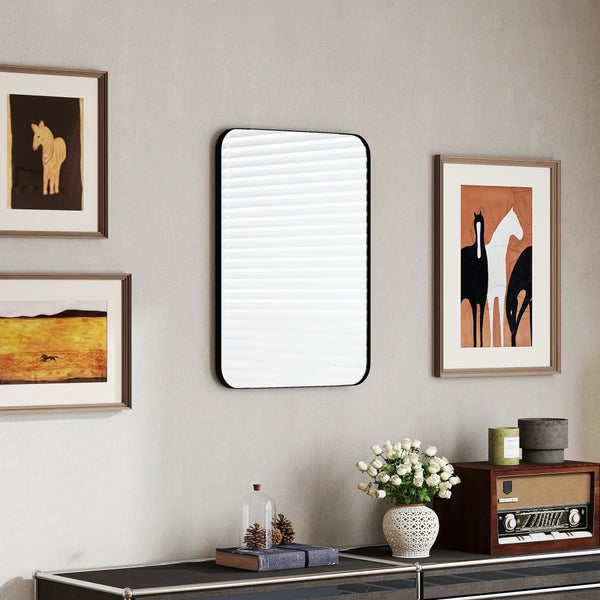 Modernes Badezimmer mit Waschbecken, Spiegel, Badewanne und Marmorfliesen