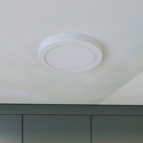 Runde weiße LED-Panel Deckenleuchte flach an der Decke montiert.