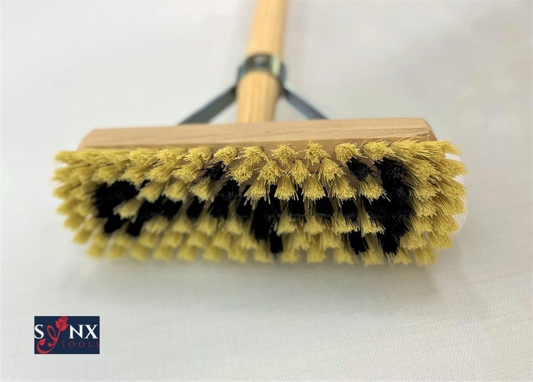 Bürste mit Holzgriff und Borsten