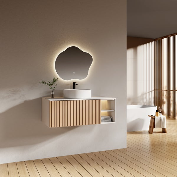 Helles, modern eingerichtetes Badezimmer mit hängendem Waschtischunterschrank in Holzoptik, weißem Aufsatzwaschbecken und organisch geformtem Lichtspiegel.