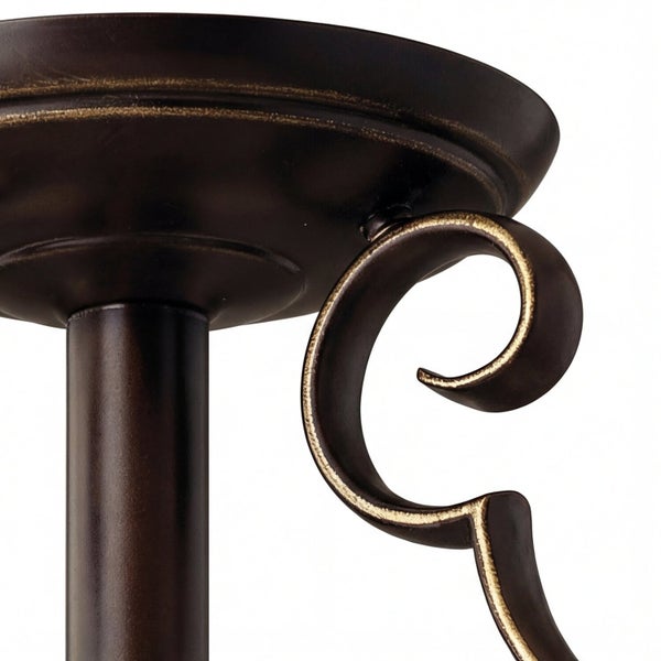 Detailaufnahme einer Deckenleuchte aus Metall mit dekorativen Verzierungen