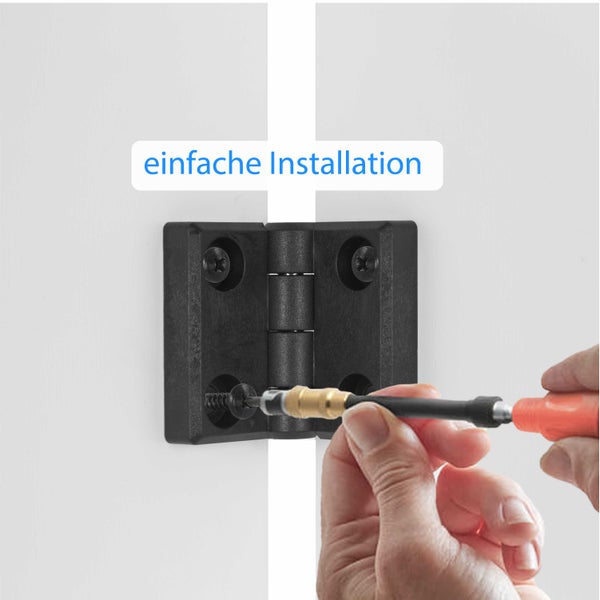 Eine Hand schraubt ein Metallscharnier mit einem Schraubendreher an einer weißen Tür für eine einfache Montage fest.