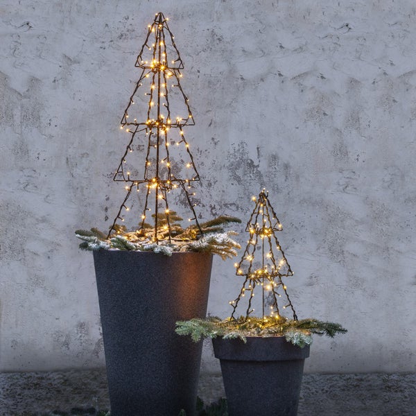 Zwei beleuchtete Draht Weihnachtsbäume in Pflanzgefäßen