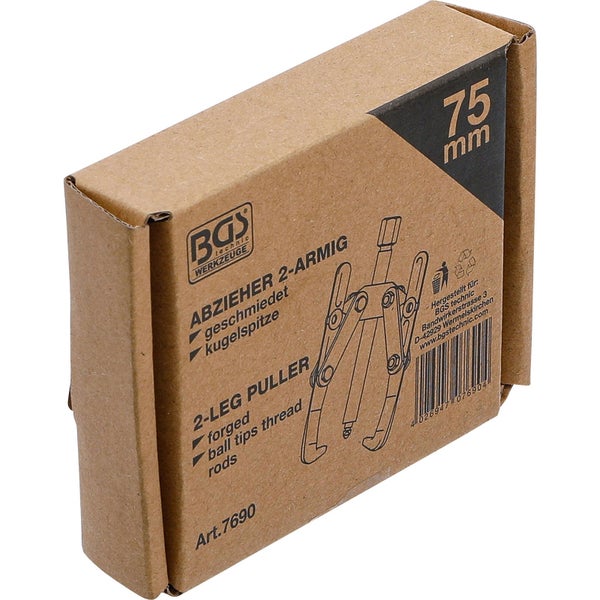 Mann sägt Ziegel mit einer Säbelsäge