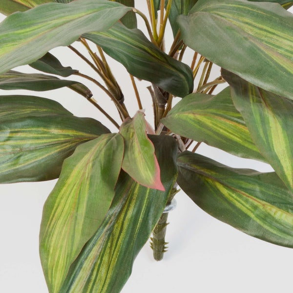 Künstliche Hängepflanze aus grünem Kunststoff mit schmalen, spitzen Blättern in Detailansicht.