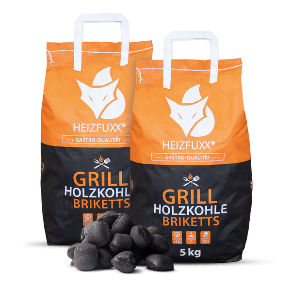 Zwei 5 Kilogramm Säcke Heizfuxx Grill-Holzkohlebriketts in Gastro-Qualität aus Hartholz mit bis zu 3,5 Stunden Brenndauer und Heizfuxx Logo.