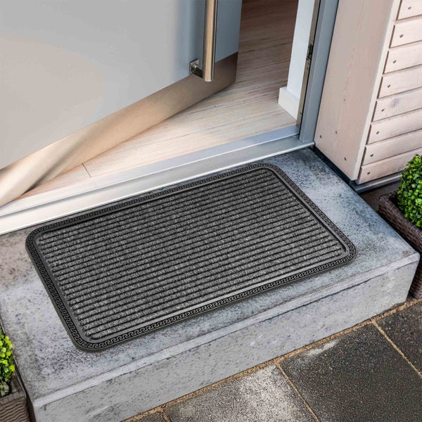 Fußmatte vor einer geöffneten Tür