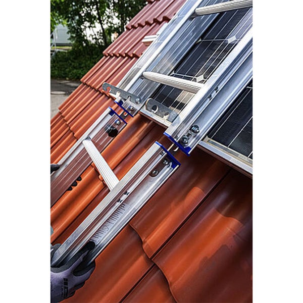Dachleiter aus Aluminium wird an einer Photovoltaikanlage auf einem Ziegeldach zur Wartung montiert.