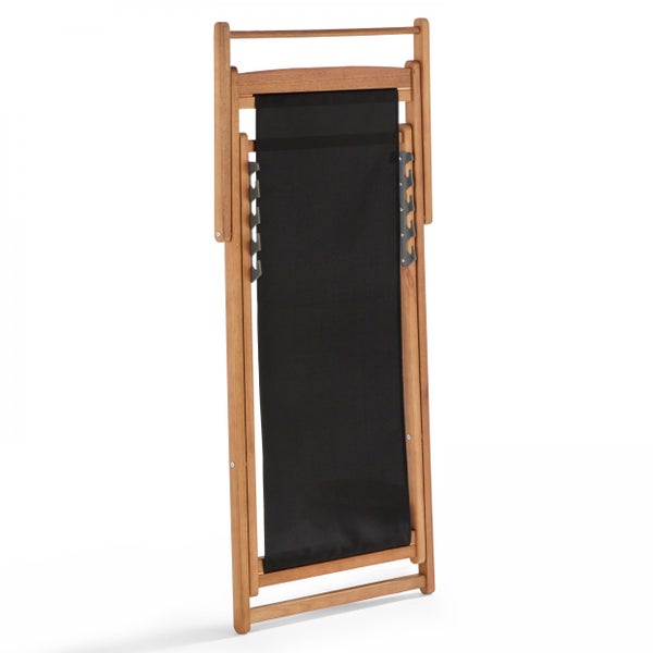 Zusammengeklappter Liegestuhl aus Holz mit schwarzem Textilgewebe.