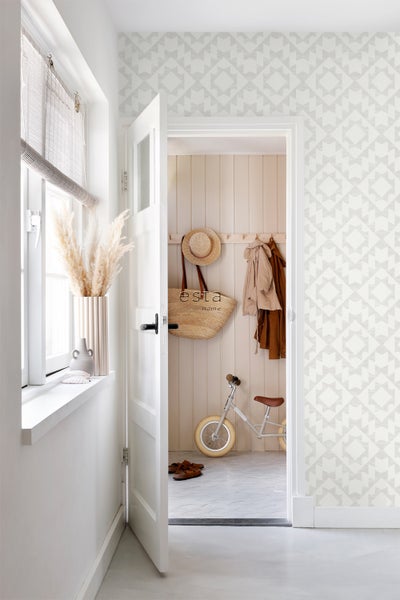 Flur mit geometrischer Tapete, offener Tür und Kinderfahrrad