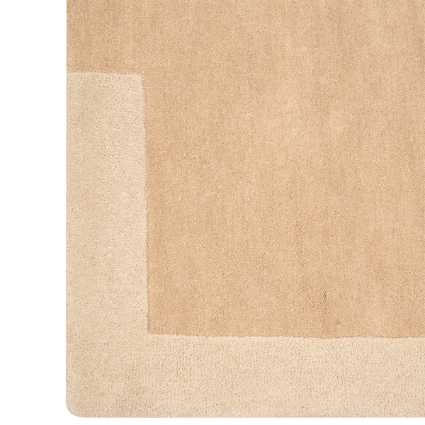 Rechteckiger Teppich mit geometrischen Mustern und verschiedenen Florhöhen in Beige vor einem braunen Sofa auf dunklem Parkett im Wohnzimmer.