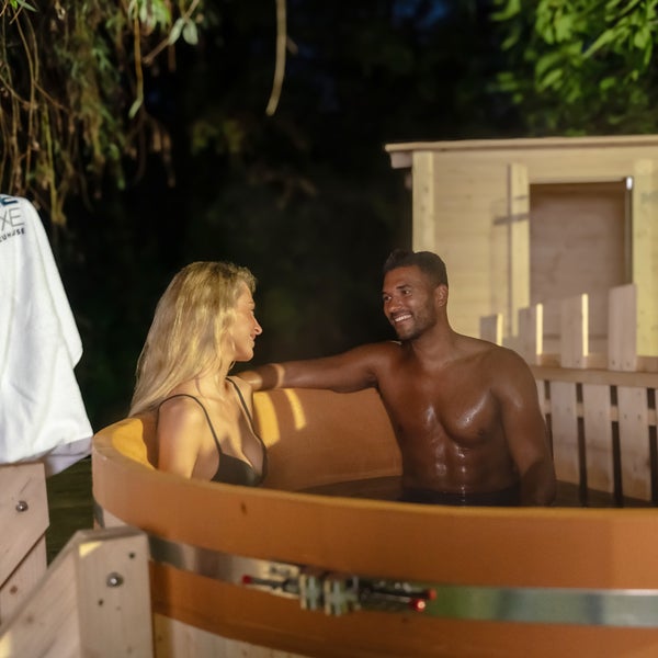 Home Deluxe - Hot Tub SKANDI - Größe M, ⌀ 180 cm, Außenhöhe 100 cm, Nordische Fichte, inkl. Abdeckung, Treppe und Ofen I Badefass Badetonne Whirlpool