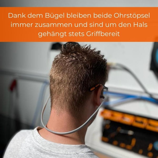Ein Mann trägt Ohrstöpsel mit Nackenbügel, sodass sie stets griffbereit sind.