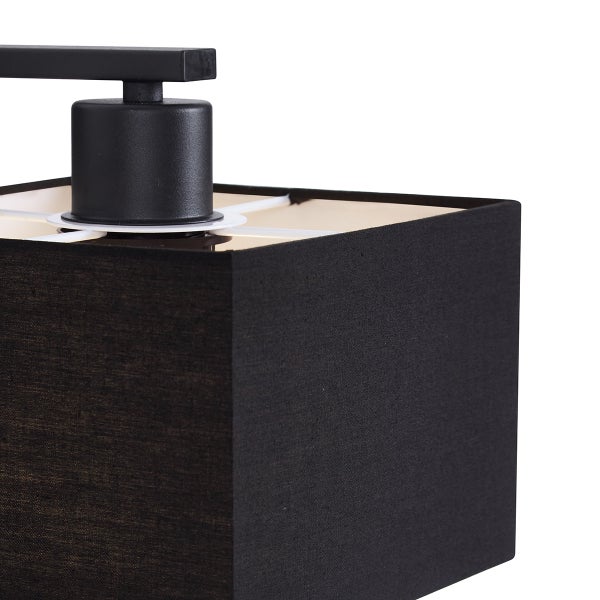 Detailaufnahme einer schwarzen Stofflampenschirm-Lampe für den Innenbereich