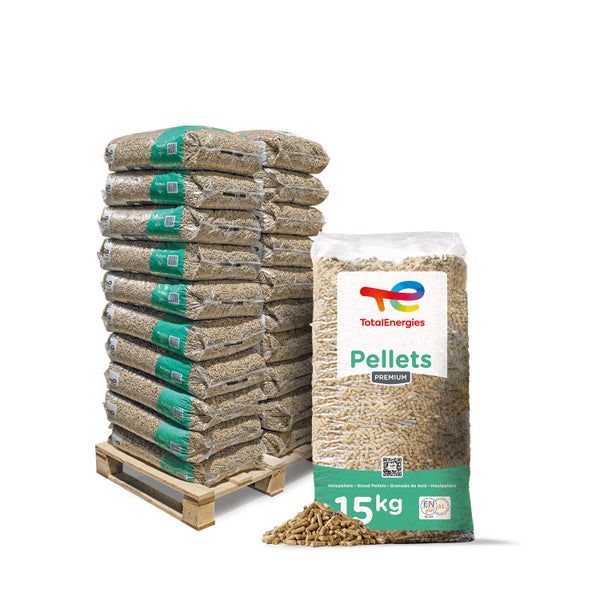 Eine Palette mit TotalEnergies Holzpellets Premium, 15 Kilogramm pro Sack, mit ENplus A1 Zertifizierung.