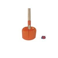 Orangefarbene Kinderschaufel mit Holzgriff