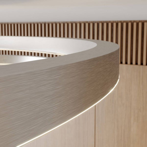 Nahaufnahme einer gebogenen LED-Leuchte in Holzoptik vor einer Wand mit Holzlamellen.