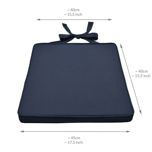 Dunkelblaues Sitzkissen mit Bindebändern, Abmessungen: Breite vorne circa 45 Zentimeter, hinten circa 40 Zentimeter, Tiefe circa 40 Zentimeter.