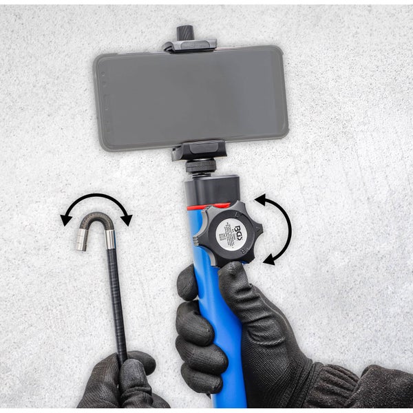 Endoskop mit Smartphone Halterung und flexibler Kamerasonde in der Anwendung