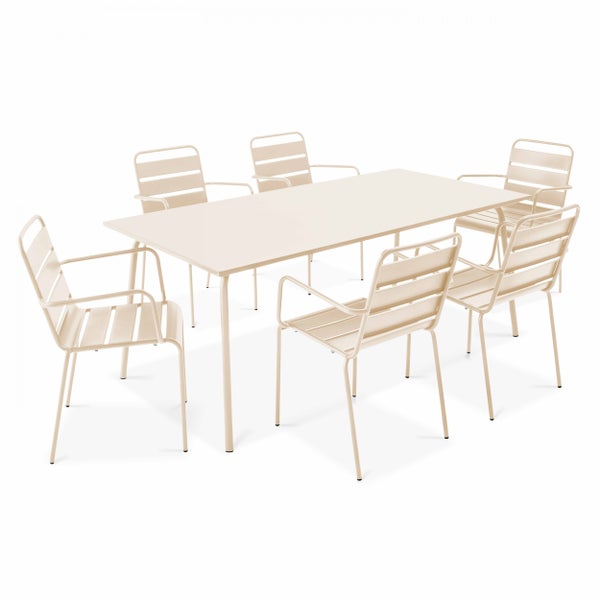 Beige Gartenmöbel-Set bestehend aus einem rechteckigen Metalltisch und sechs Stühlen mit Armlehnen und Latten-Optik.