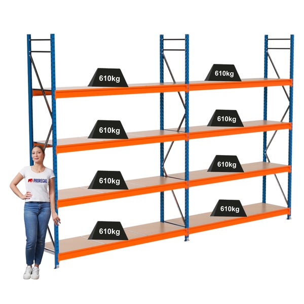 Regalsystem mit vier Ebenen, maximaler Traglast von 610 Kilogramm pro Ebene, mit einer Frau zum Größenvergleich