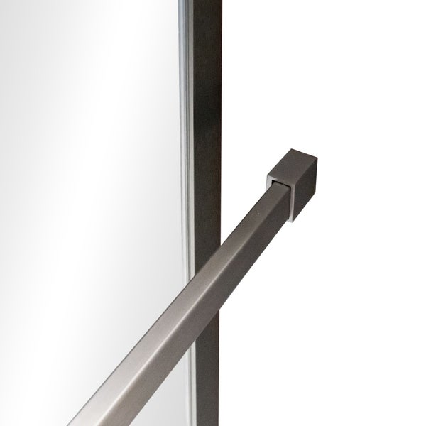 Detail einer quadratischen Stabilisierungsstange aus dunklem Metall für Duschwände an einem vertikalen Glasprofil.