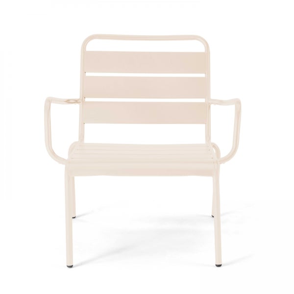 Moderner Gartenstuhl aus Metall in Beige mit Armlehnen und Latten-Design an Sitzfläche und Rückenlehne.