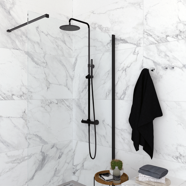 Badezimmer mit Dusche, Duschwand und Handtuchhaltern vor Marmorwand