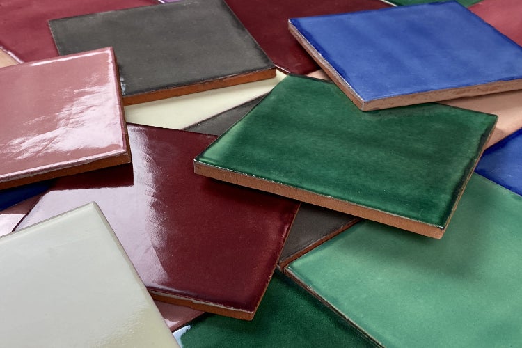 Mehrfarbige Keramikfliesen für den Innenausbau