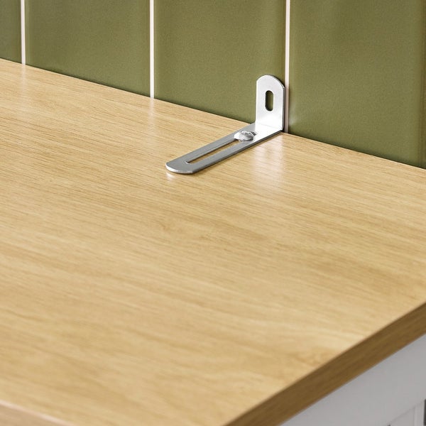 Metallwinkel zur Regalbefestigung an grünen Fliesen und einer Holzplatte