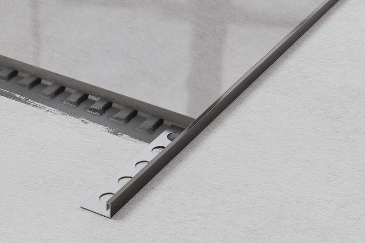 Fliesenschiene im Querschnitt mit Fliese und Kleber