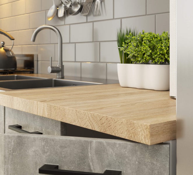 Küchenszene mit Spüle, Armatur, Arbeitsplatte aus Holz und Dekoration