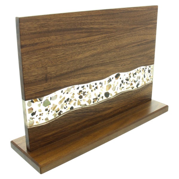 Magnetischer Messerblock aus Holz mit Inlay aus Kunstharz und Steinen auf einem Sockel.
