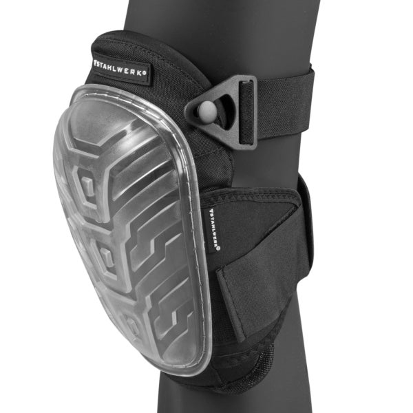 Stahlwerks Knieschoner vor Badezimmerkulisse mit Fliesenarbeiten