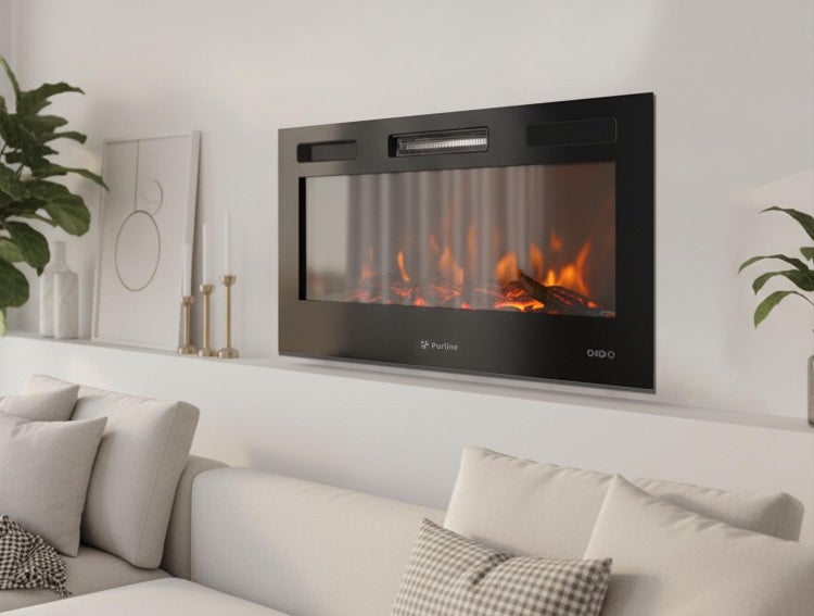 Wohnzimmer mit Elektrokamin an der Wand und Sofa