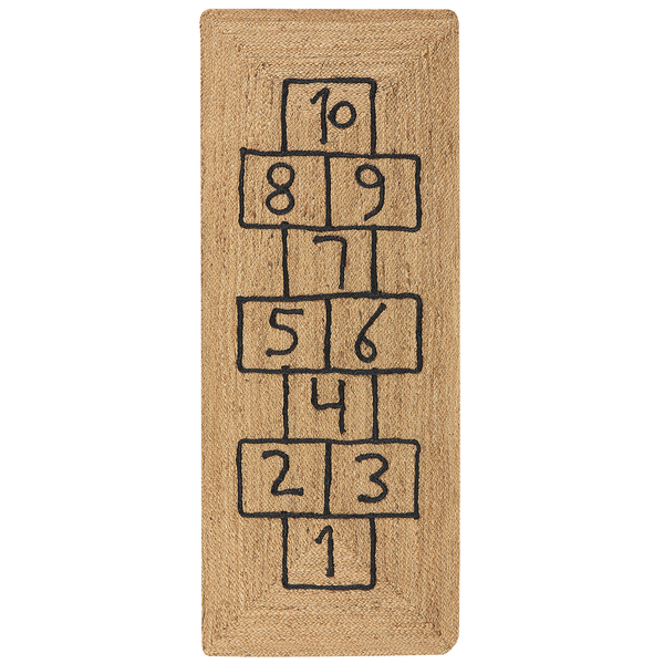 Rechteckiger Kinderteppich aus Jute mit schwarzem Hüpfkästchen-Muster und den Zahlen eins bis zehn.