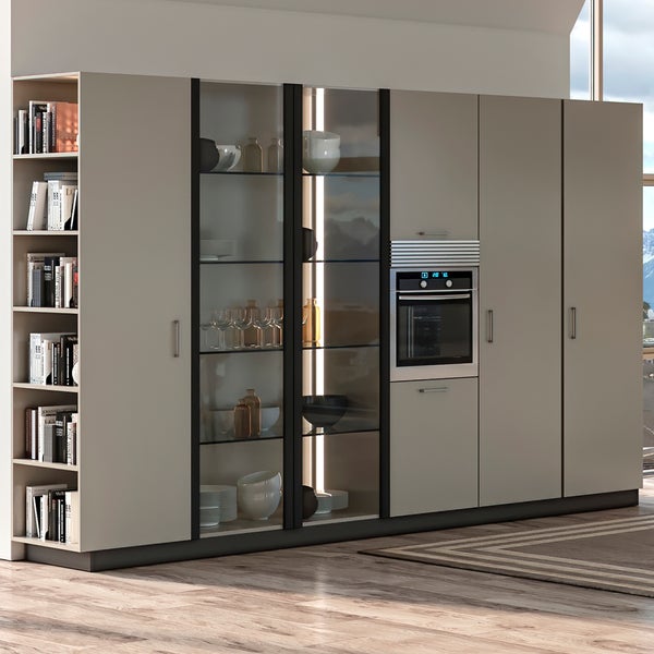 Moderne Küchenschrankwand mit integriertem Backofen, beleuchteten Glasvitrinen und offenem Regal auf Holzboden.