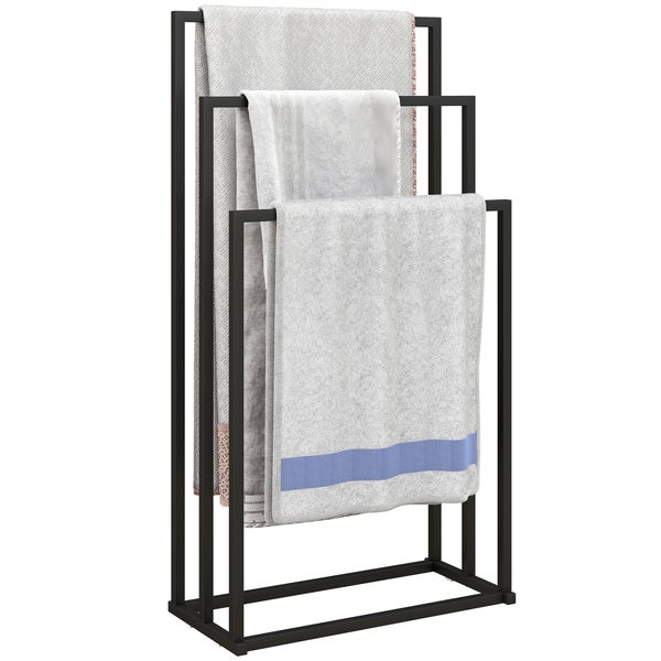 Freistehender Handtuchhalter mit drei Ebenen aus schwarzem Metall mit aufgehängten Handtüchern.