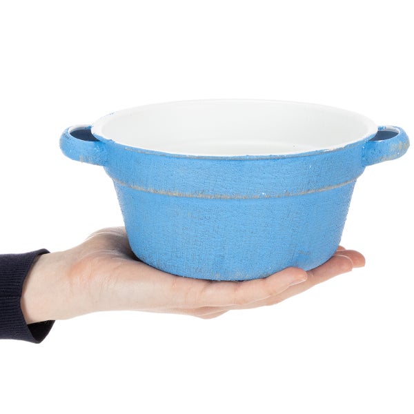 Blauer Keramik-Übertopf mit zwei Griffen und strukturierter Oberfläche, gehalten in einer Hand für den Größenvergleich.