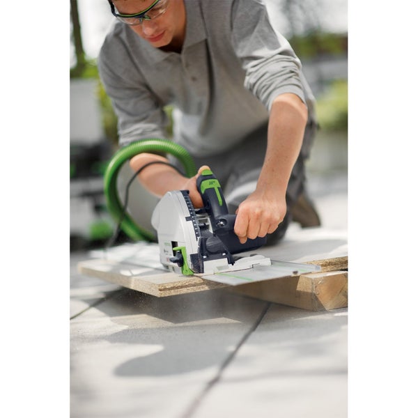 Eine Person verwendet eine Tauchsäge zum Schneiden eines Holzstücks.