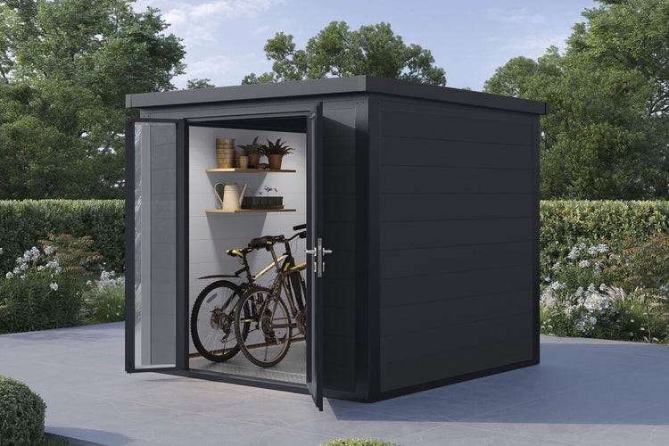 Modernes Gartenhaus mit Pultdach und Doppeltür im Garten. Innenraum mit Fahrrädern und Wandregalen als Stauraum genutzt.