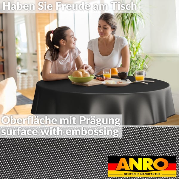 Familie sitzt an einem runden Tisch mit ANRO Tischdecke. Detailansicht der Tischdeckenoberfläche mit Prägung und ANRO Deutsche Manufaktur Logo.