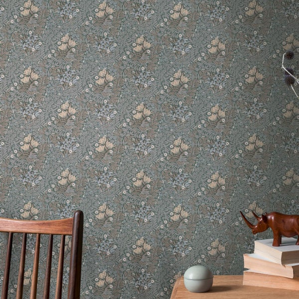 Detailansicht einer Wand mit floral gemusterter Tapete in einem Wohnraum.