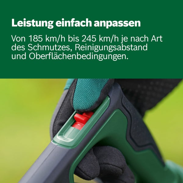 Detailaufnahme einer Hand mit Handschuh, die einen roten Knopf an einem Reinigungsgerät drückt