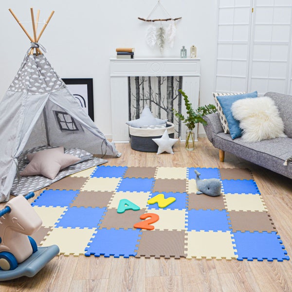 Kinderzimmer mit Spielmatte aus Schaumstoff-Puzzleteilen, Spielzelt, Schaukelpferd und Sofa in hellem skandinavischem Design auf Holzboden.