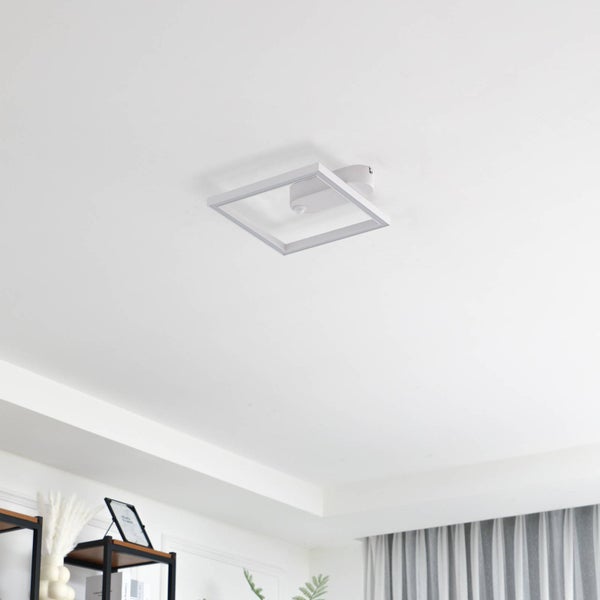 Quadratische LED-Deckenleuchte mit Bewegungsmelder, minimalistisches Design, an der Decke in einem hellen, aufgeräumten Raum.