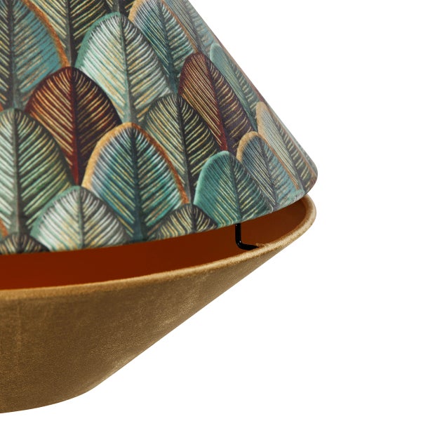 Detailansicht eines Lampenschirms mit Federmuster und goldfarbener Innenseite.