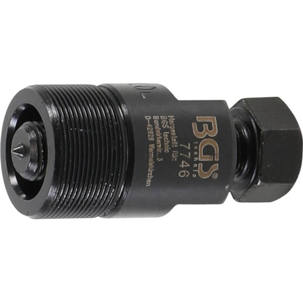 Mann trägt ein schlichtes T-Shirt