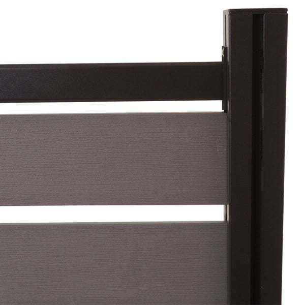 Sichtschutz-Zaunfeld aus Holz-Kunststoff-Verbundwerkstoff mit horizontalen Lamellen und Metallpfosten.
